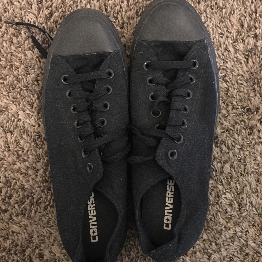 Black lo-top converse